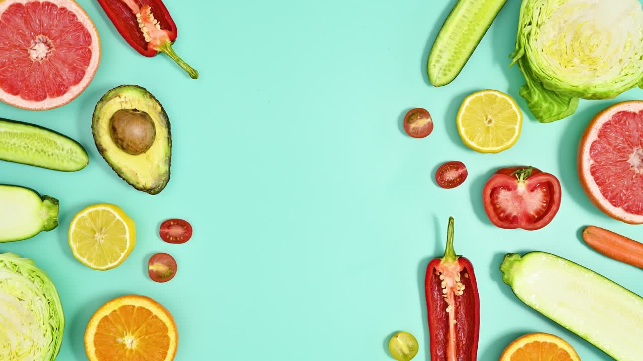 espacio creativo de copia en fondo cian con trozos cortados de frutas y verduras orgánicas frescas. concepto de alimentos. stop motion lay plano