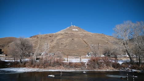 Tagsüber-Blick-Auf-Salida&#39;s-Tenderfoot&#39;s-Mountain-Vom-Arkansas-River-Aus,-Handgehalten