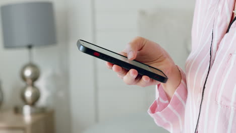 Hand-,-Telefon--Und-Social-Media-Frau-Im-Schlafzimmer