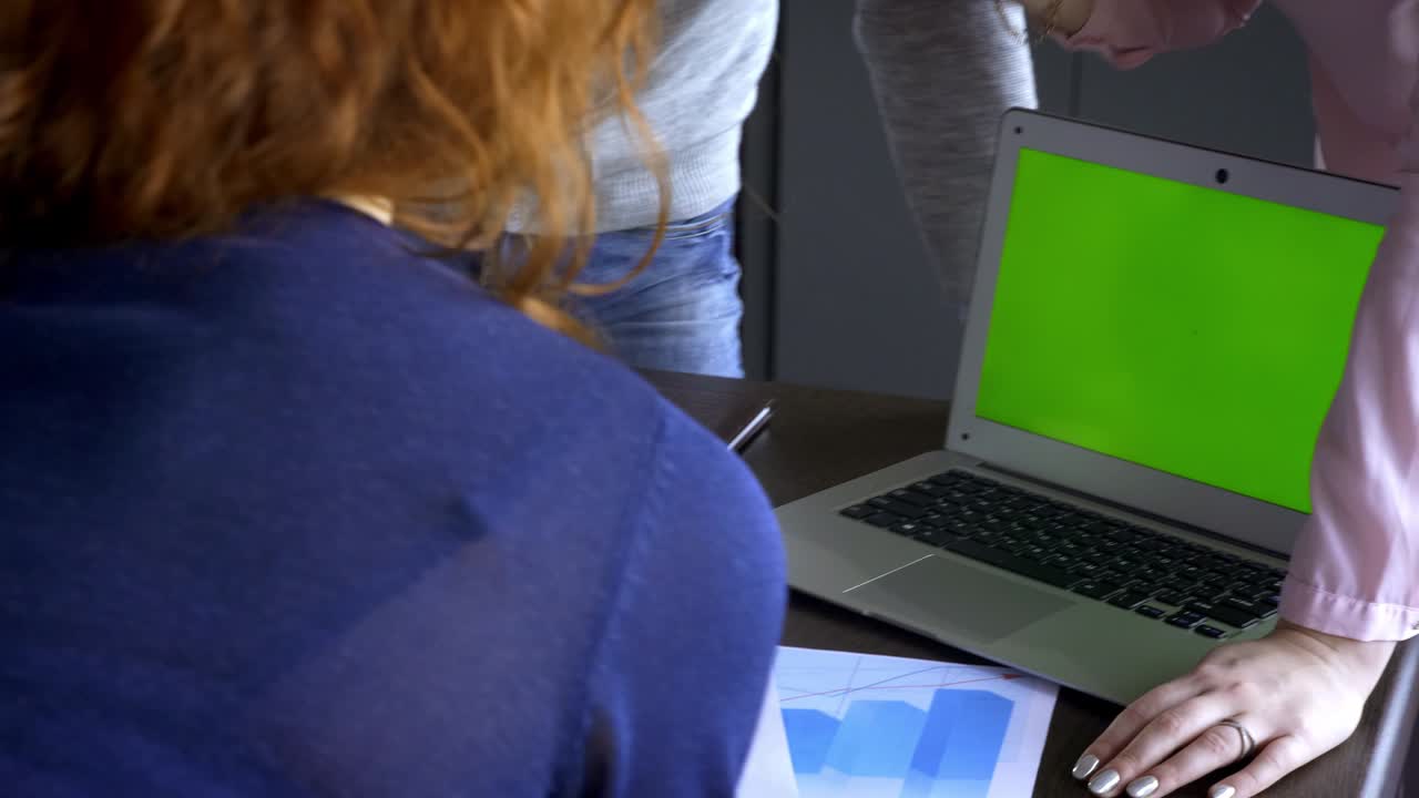 concepto de negocios, startups y personas - equipo creativo feliz con computadoras y carpetas discutiendo proyectos en un espacio compartido en el loft.