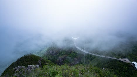 Zeitraffer-Von-Wolken,-Die-über-Den-Berggipfel-über-Die-Langkawi-Himmelbrücke-Von-Gunung-Mat-Panggang,-Pulau-Langkawi-Island,-Malaysia-Gleiten