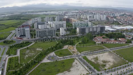 Hermoso-Paisaje-Urbano-Con-Cielos-Nublados-Y-Una-Sensación-Fresca