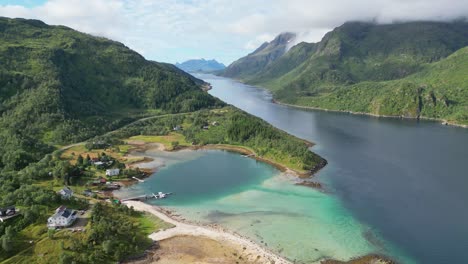 lofoten-eilanden fjord en natuurlandschap in de zomer in tengelfjord, noorwegen - lucht 4k