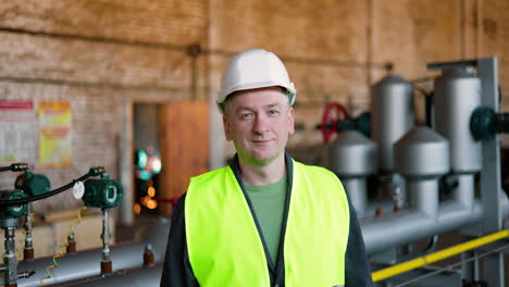 mann mittleren alters in der fabrik