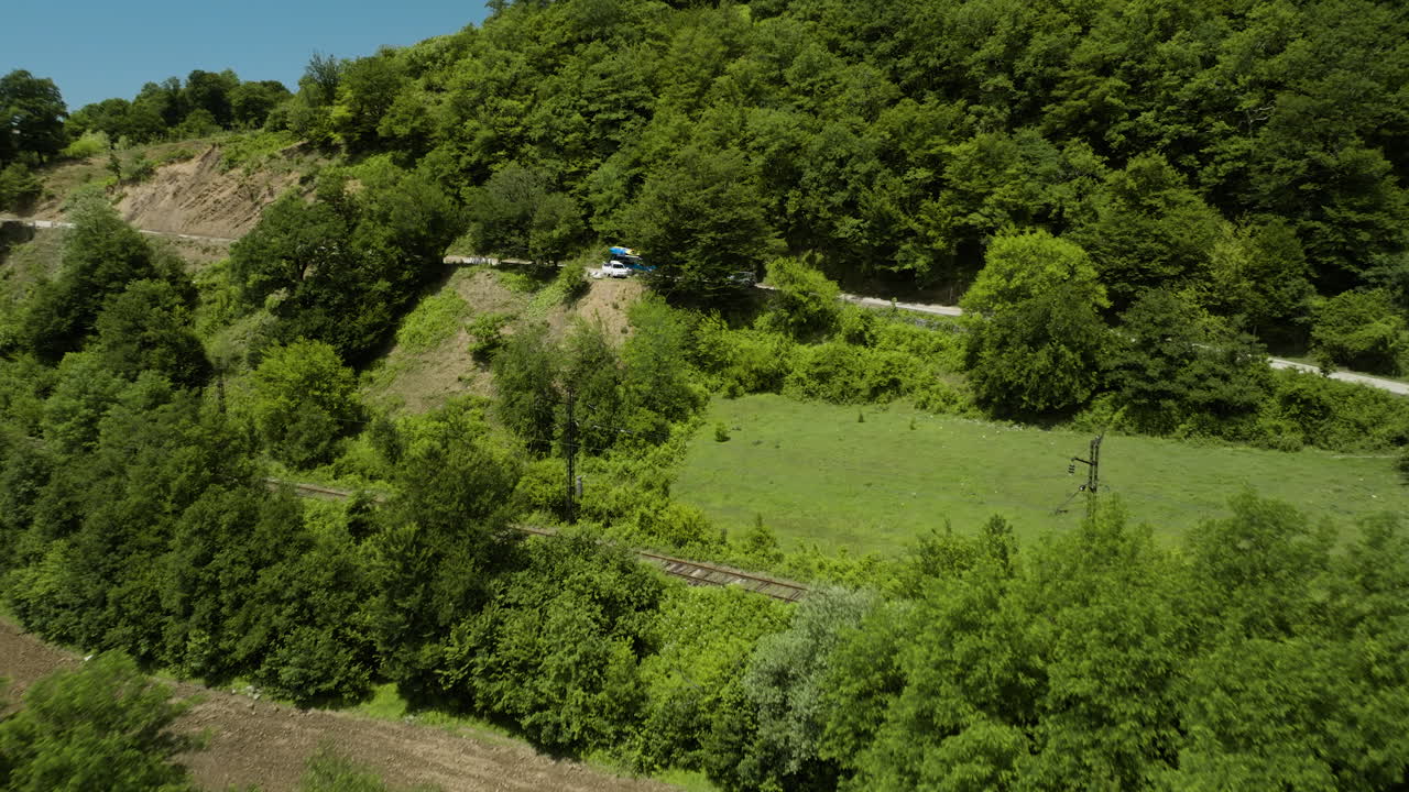 조지아를 여행하는 모험 중 휴식을 취한 자동차의 버드아이 샷