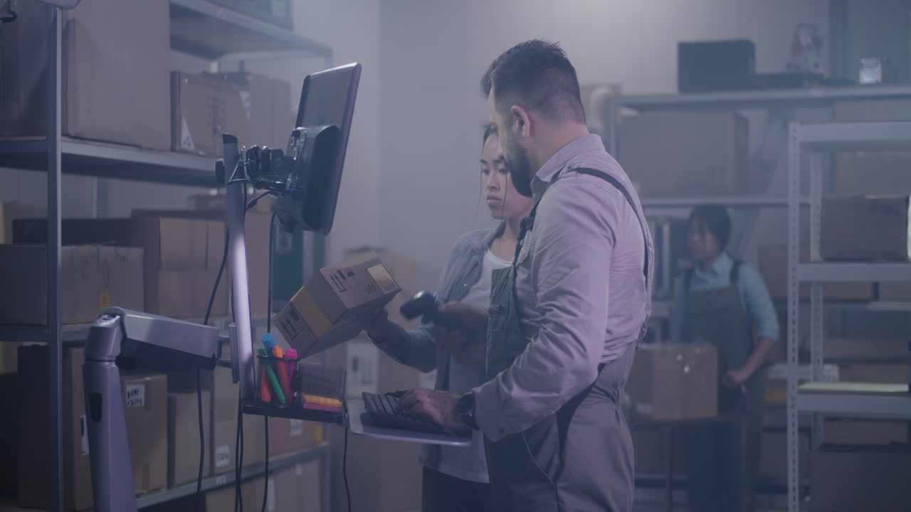 trabajadores del almacén inspeccionando los paquetes