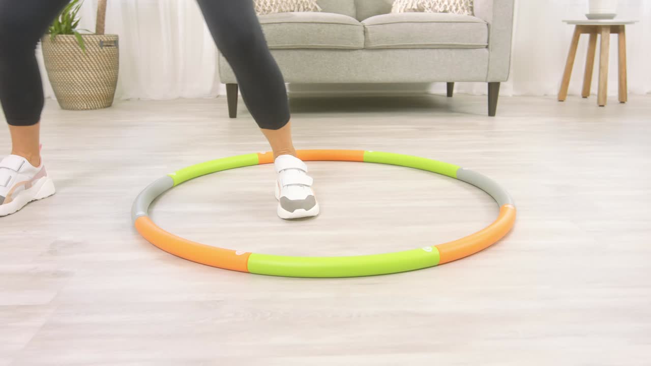 예쁜 몸을 가진 아름다운 소녀가 허리에 큰 허프를 휘두른다.