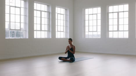 Schöne-Yoga-Frau-Praktiziert-Lotus-Pose-Und-Genießt-Den-Fitness-Lebensstil,-Trainiert-Im-Studio-Und-Dehnt-Den-Flexiblen-Körper,-Trainiert-Frühmorgendliche-Meditation-Auf-Einer-Trainingsmatte