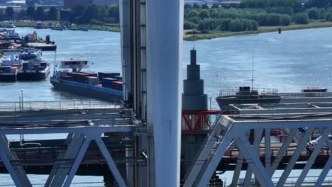 El-Gran-Carguero-Caronia-Navegando-En-El-Río-Cerca-De-La-Ciudad-Holandesa-De-Dordrecht