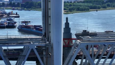 el gran buque de carga caronia navegando por el río cerca de la ciudad holandesa de dordrecht