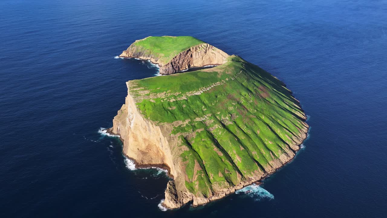 Vista aérea superior pela manhã sobre o icónico Ilhéu das Cabras perto da Terceira, Açores