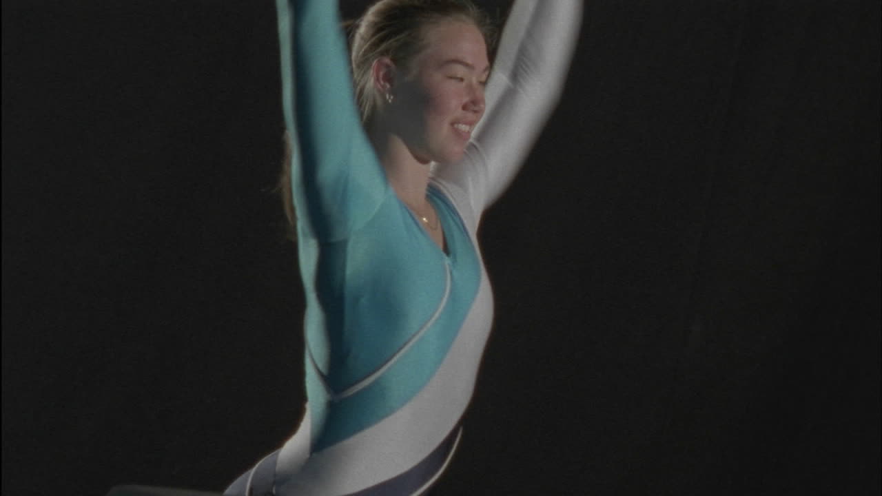 Una giovane ragazza esegue una routine di ginnastica