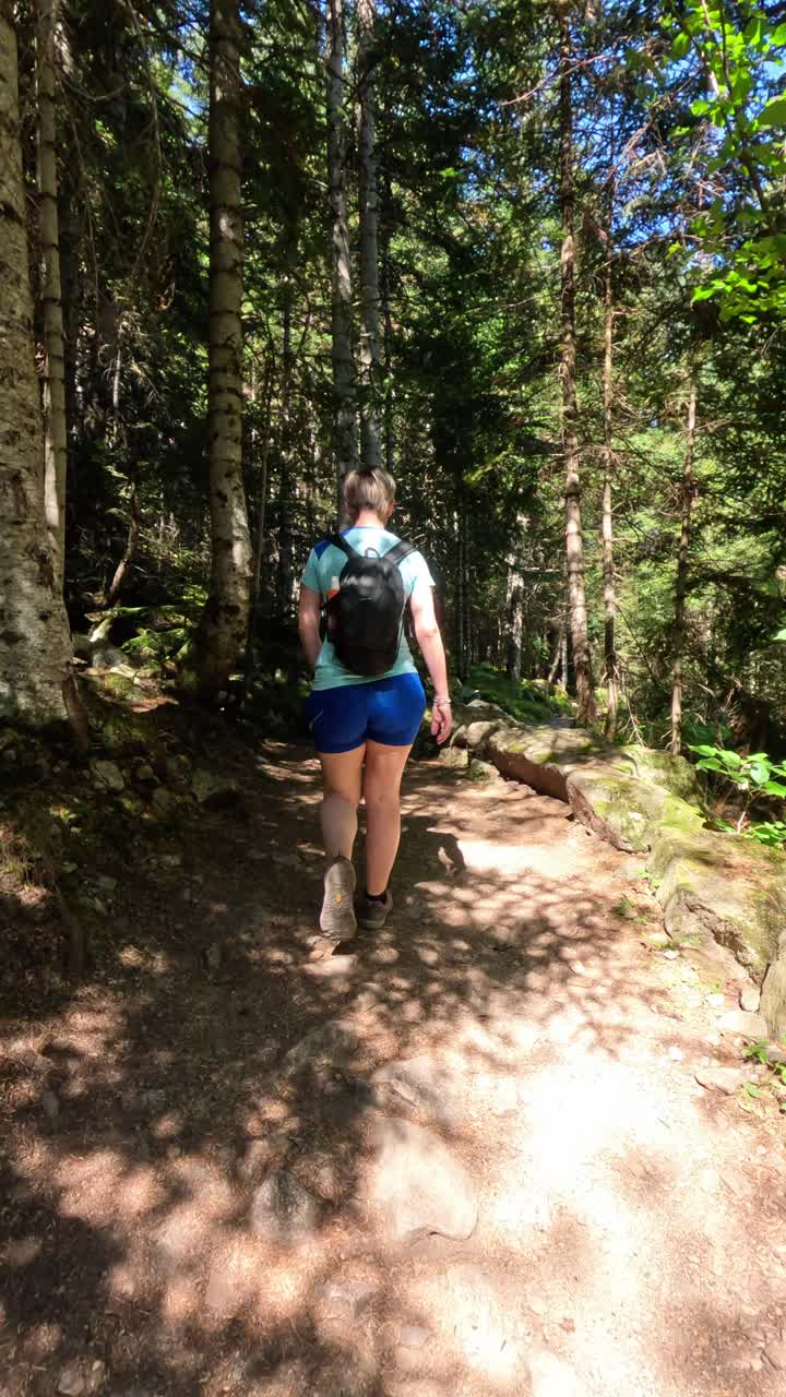 Uma mulher caminhando em uma floresta verde exuberante