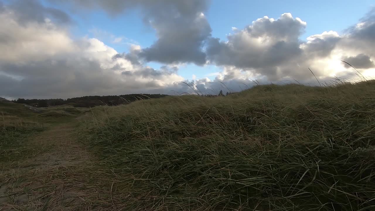 시골의 폭풍우 치는 오후 해변에서