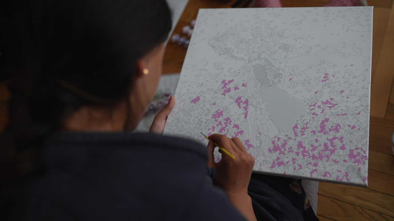 mujer coloreando una pintura detallada