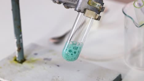 reacción química en un entorno de laboratorio