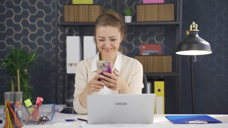 mujer de negocios enviando mensajes de texto por teléfono.