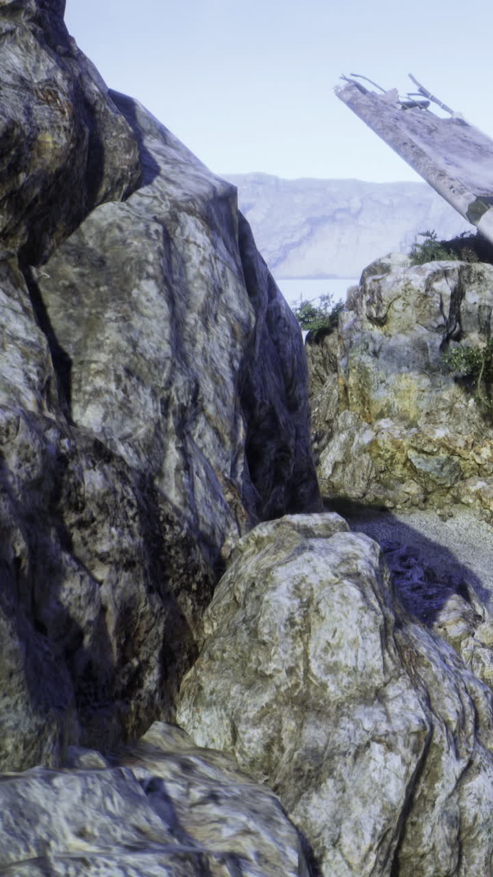 Rocce lungo il litorale vicino a uno specchio d'acqua calmo durante le ore diurne