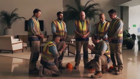construction workers praying