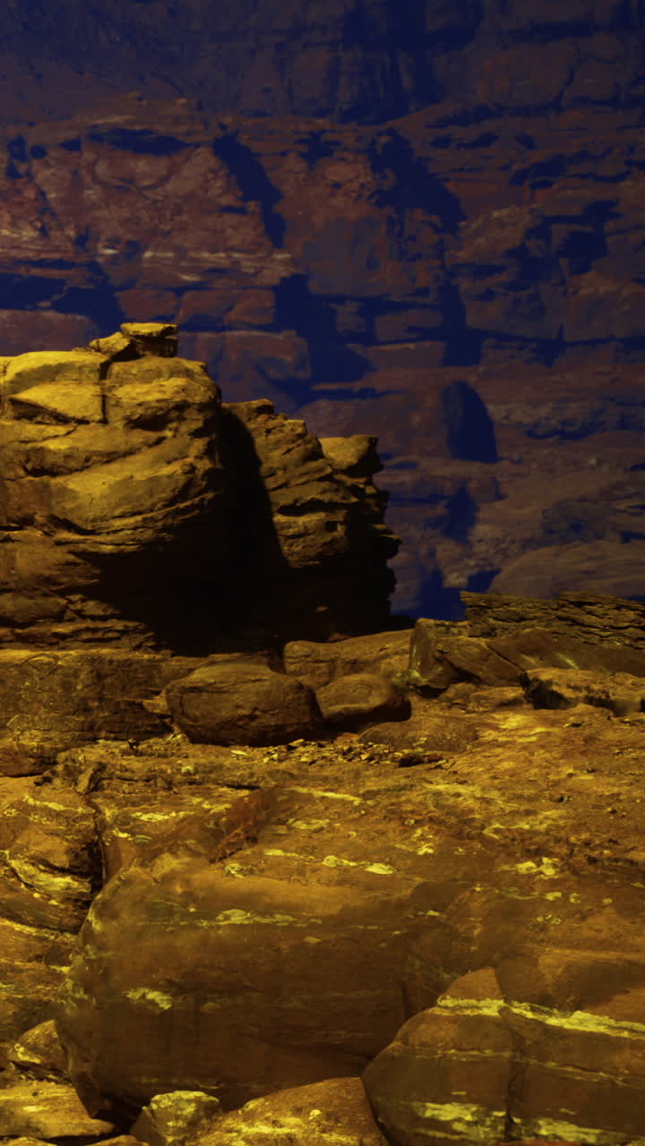 Rocce e scogliere sotto il cielo notturno in un parco nazionale durante le ore serali