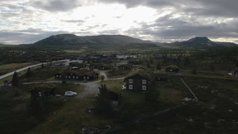 Toma-Aérea-De-Un-Pequeño-Pueblo-En-Venabygd,-Noruega