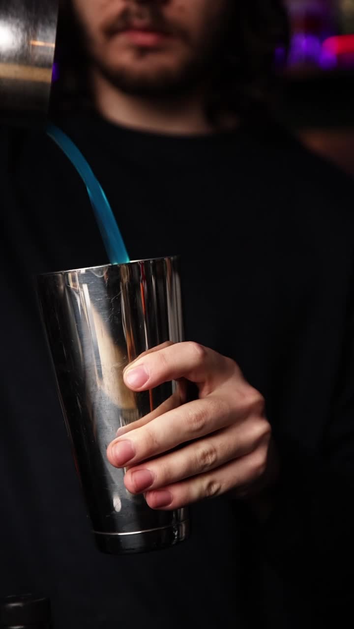 Barista che versa il cocktail