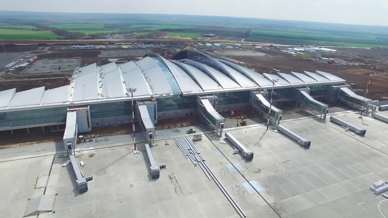 vista aérea de una nueva terminal de aeropuerto en construcción