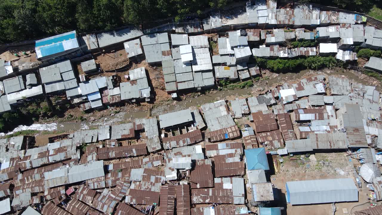 vista aérea de los tejados de metal de kibera, el barrio marginal más grande de áfrica