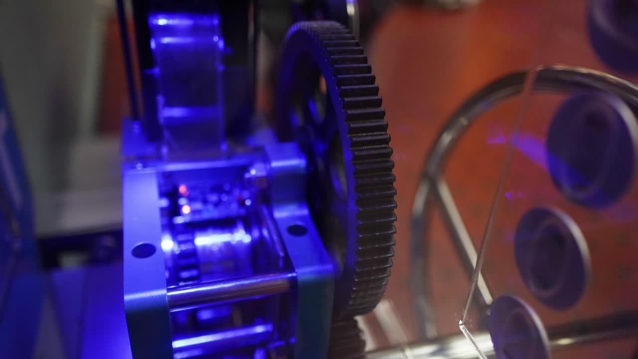 engranajes mecánicos en movimiento bajo iluminación azul