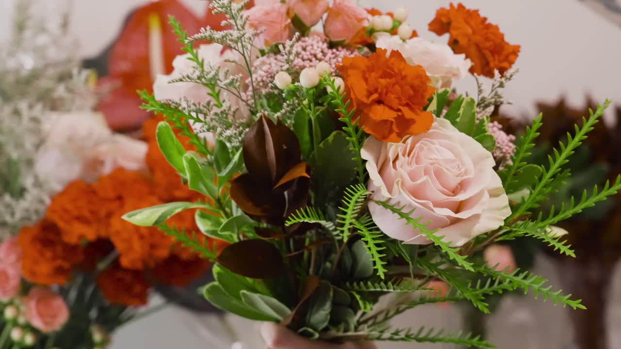 구성된 꽃다발을 중심으로 회전