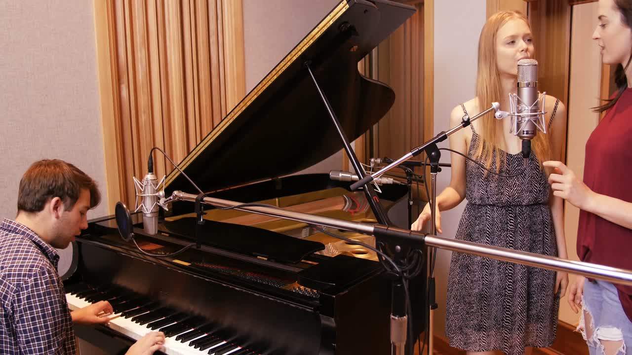 노래 를 녹음 하는 음악가