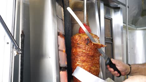 comida callejera, un hombre cortando pollo a la parrilla y carne de res