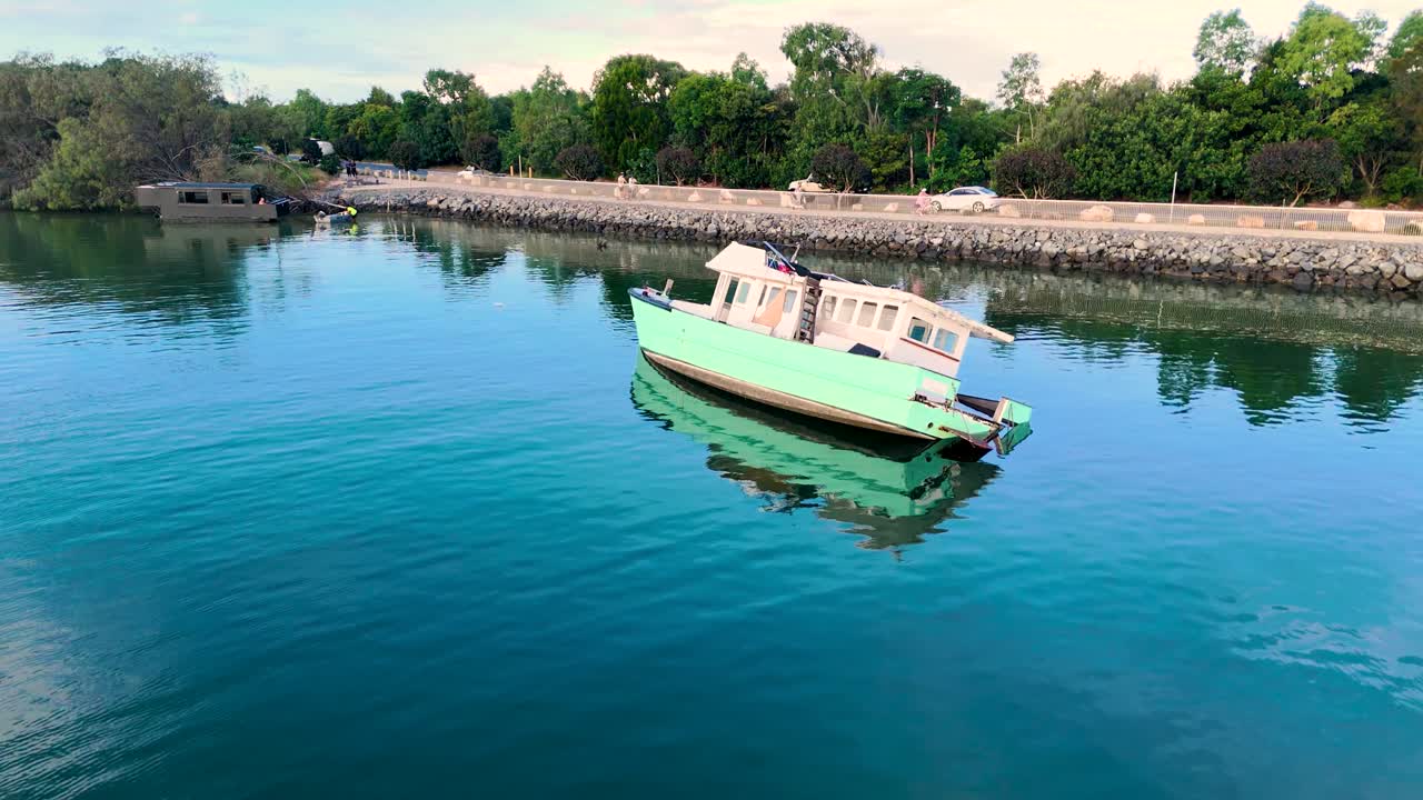 한 배 가 조용 한 만 을 따라 꾸준 히 움직인다