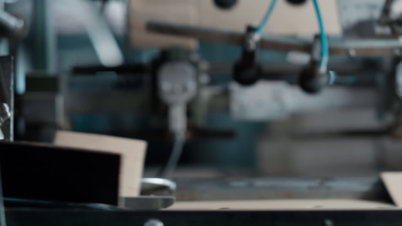 창고 생산에서 작동하는 공장 카드보드 포장 컨베이어 라인