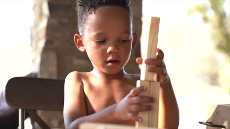 Niño-Sudafricano-De-4-Años-Jugando-Con-Bloques-Y-Su-Hermana-Los-Golpea-Y-Luego-Se-Ríe