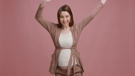mujer embarazada feliz