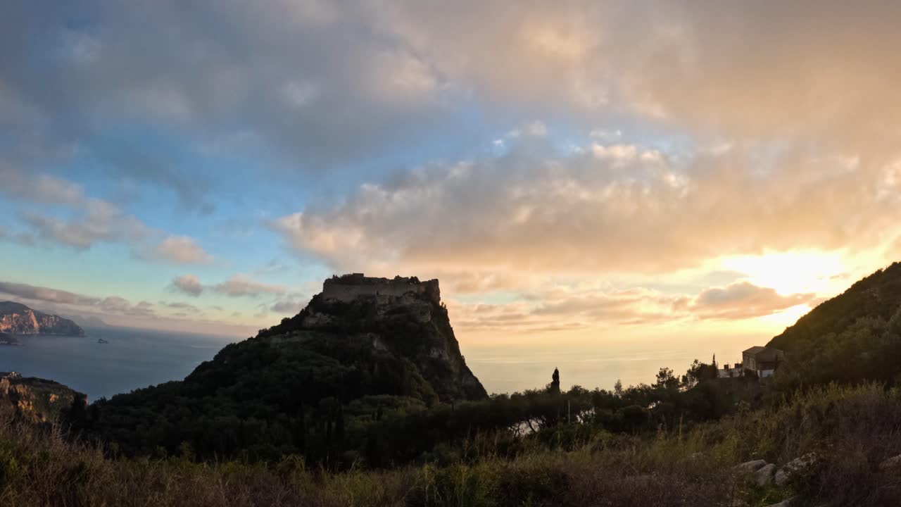 Time lapse panoramico al tramonto sull'antica fortezza di Angelokastro in riva al mare