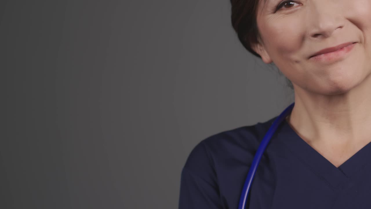 복사 공간이 있는 중년 의사 웃는 초상화