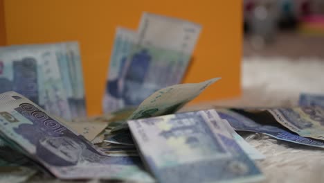cerca de 1000 billetes de rupia paquistaní - pkr