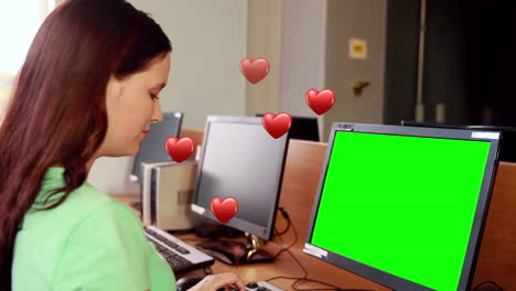animación de corazones cayendo sobre la mujer usando computadora con espacio de copia