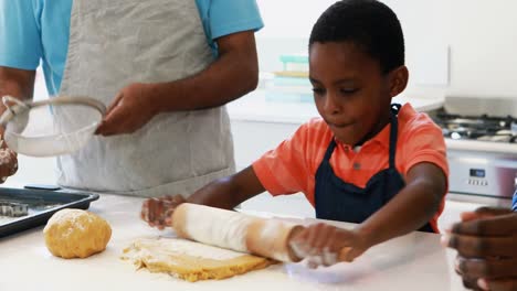 Niño-Preparando-Masa-Para-Galletas-Con-Su-Padre-Y-Su-Abuelo