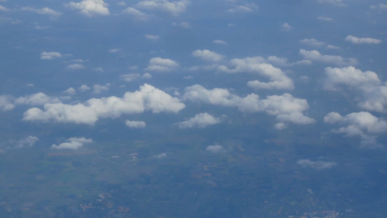 여름 낮에 야외 구름과 비행기에서 자연 하늘