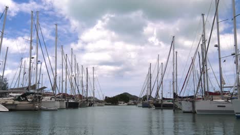 Blick-Auf-Den-Jachthafen-Mit-Yachten-Links-Und-Rechts-An-Einem-Bewölkten-Tag