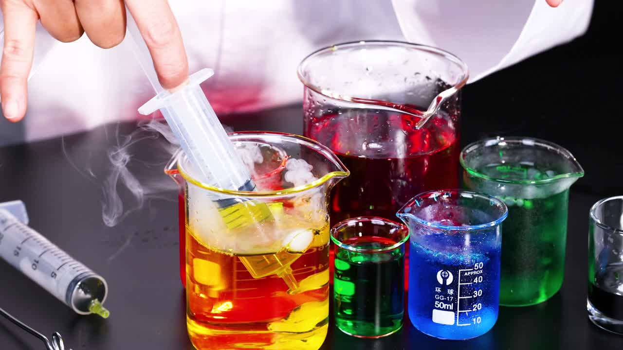 다채로운 액체로 실험을 하는 과학자