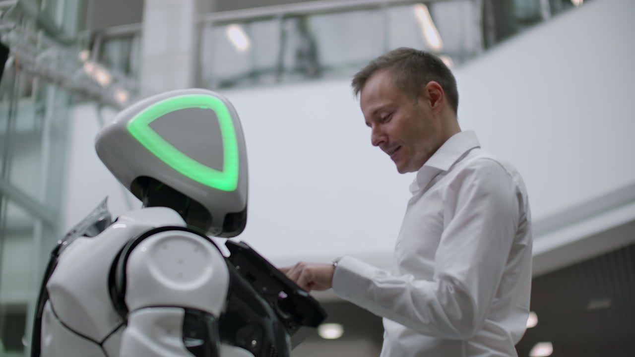 robótica tendencias tecnología concepto de negocio minorista inteligente. robot asistente personal autónomo para la navegación cliente para buscar artículos en el centro comercial de moda.