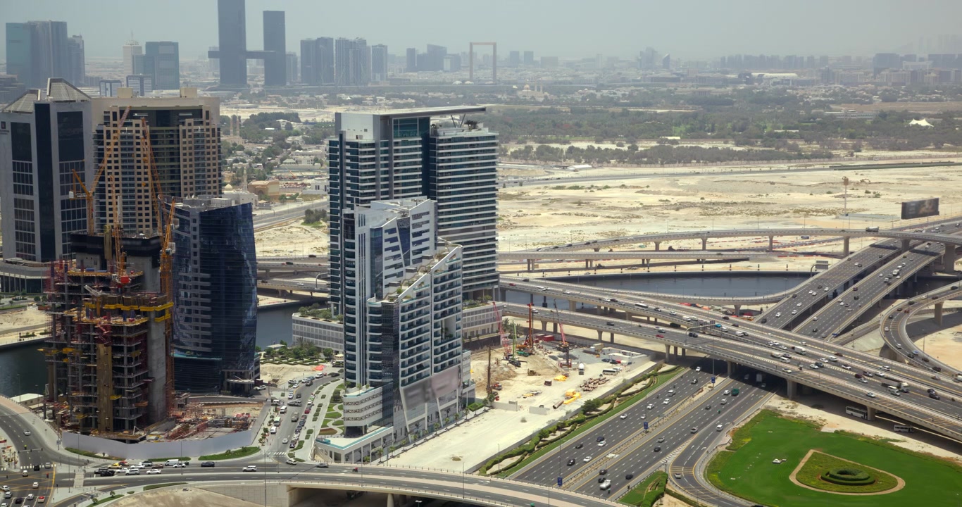 Vista aerea del paesaggio urbano di Dubai con un trafficato svincolo autostradale