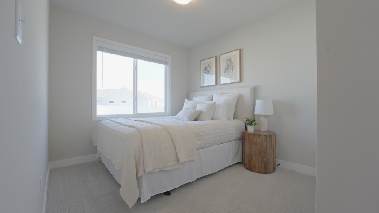 Metraje en cámara lenta de un dormitorio en un anuncio inmobiliario de obra nueva para una casa de estilo moderno de mediados de siglo en Iowa.