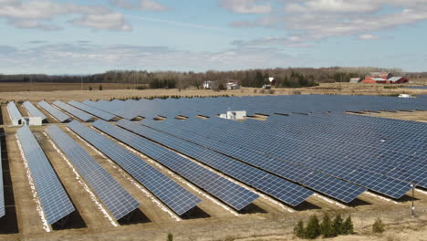 una gigantesca granja solar disparada desde el aire: paneles solares en funcionamiento en un día soleado