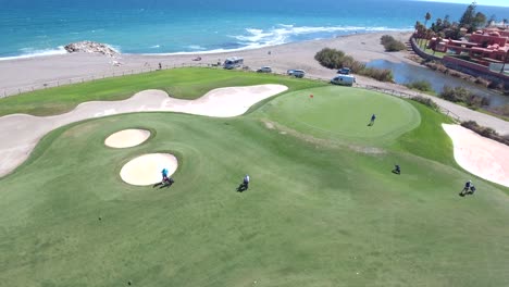 Jugar-Al-Golf-Cerca-Del-Océano-Junto-A-La-Playa