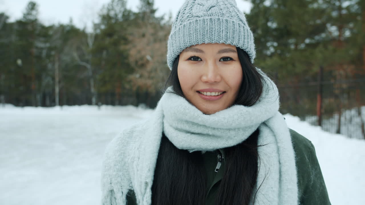 겨울 풍경에서 웃는 여자